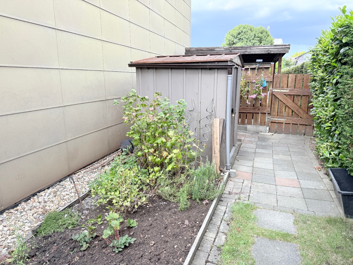 Garten seitlich vom Haus