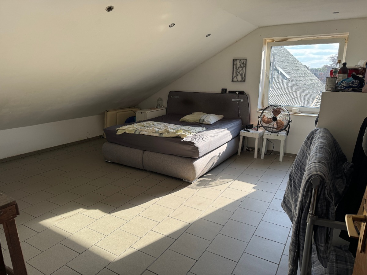 Zimmer Dachgeschoss Wohn- und Geschäftshaus