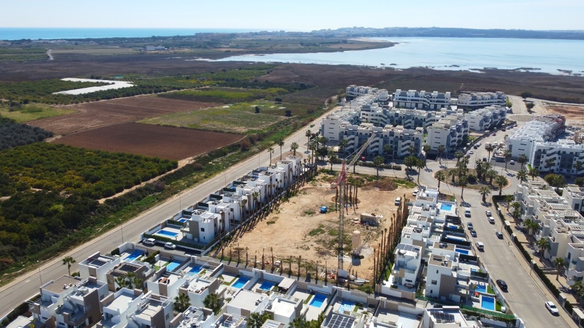 Blick über das Grundstück zur Salzwasserlagune