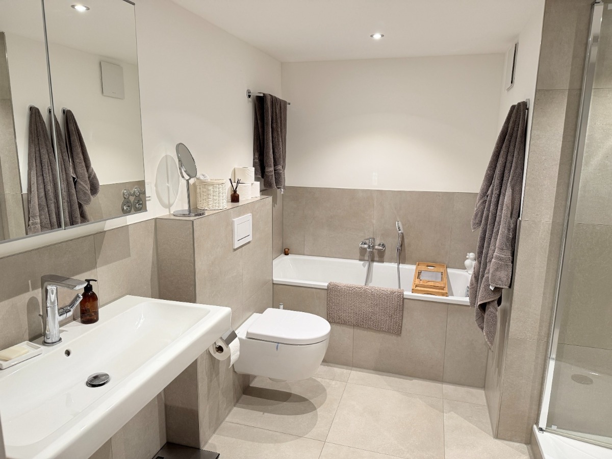 Bad mit Wanne und Dusche