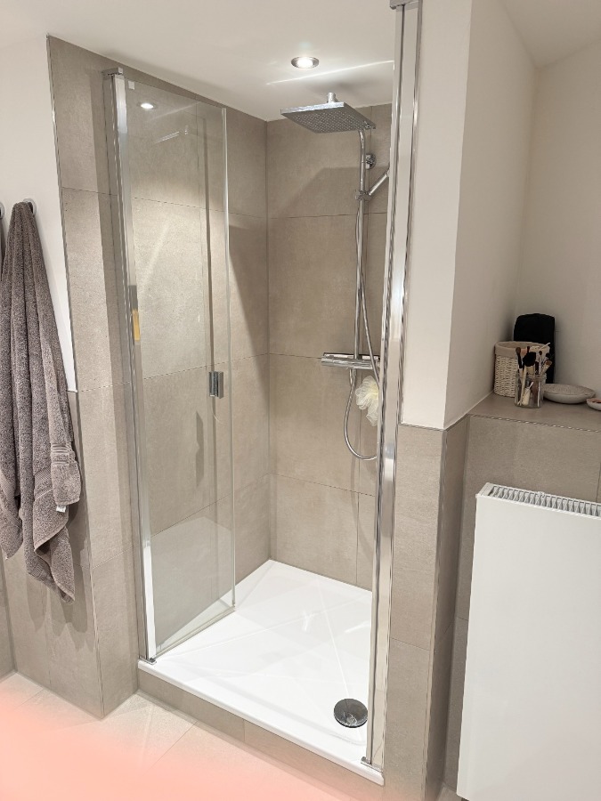 Bad mit Wanne und Dusche