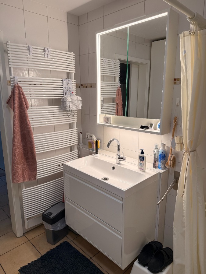 Bad mit Dusche und Waschmaschine und Trocknerstellplatz