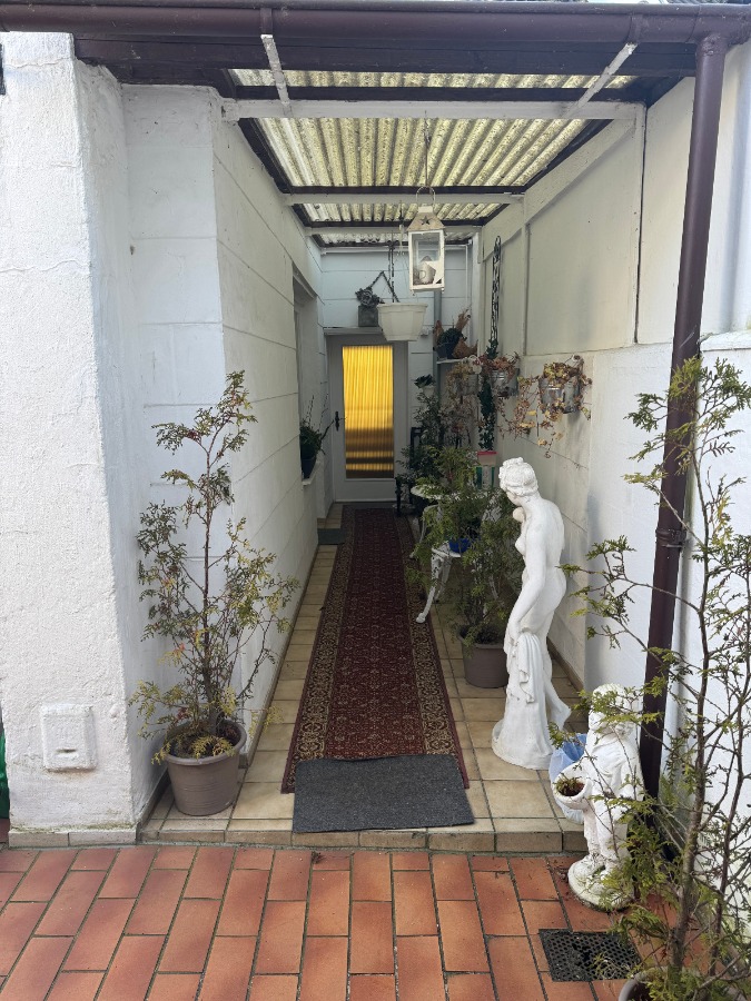 überdachter Durchgang Haus zum Garten