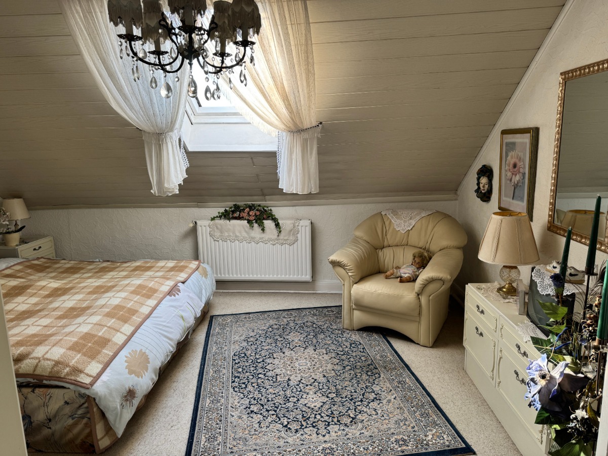 Schlafzimmer (DG)