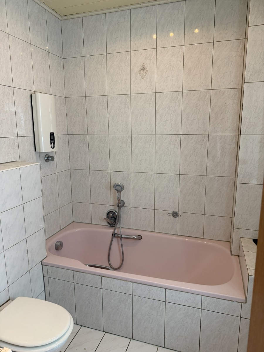 Bad mit Wanne DG