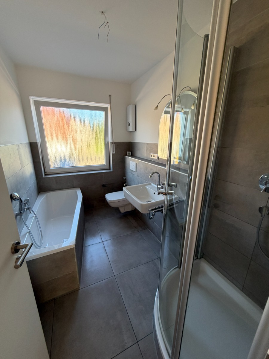 Bad mit Wanne und Dusche