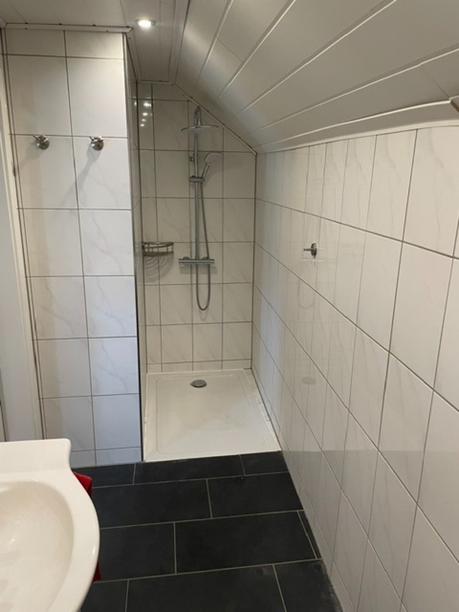 Bad mit Dusche (Haupthaus) DG