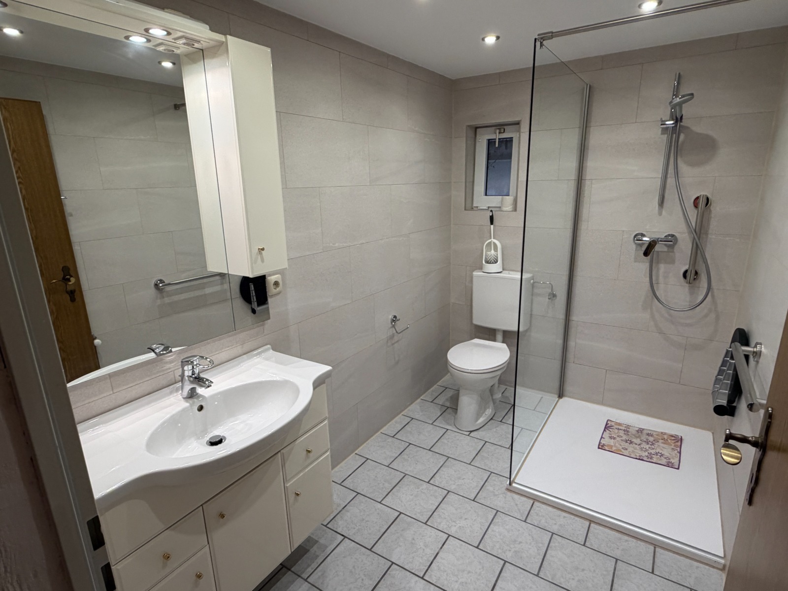 Bad mit Dusche (KG)
