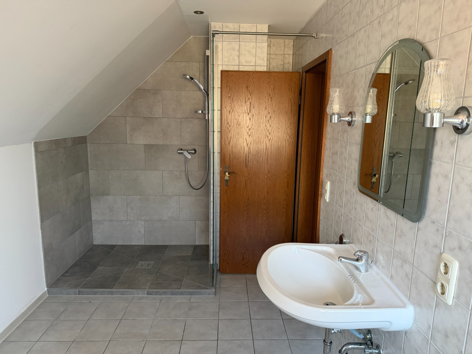 Bad mit Dusche (OG)