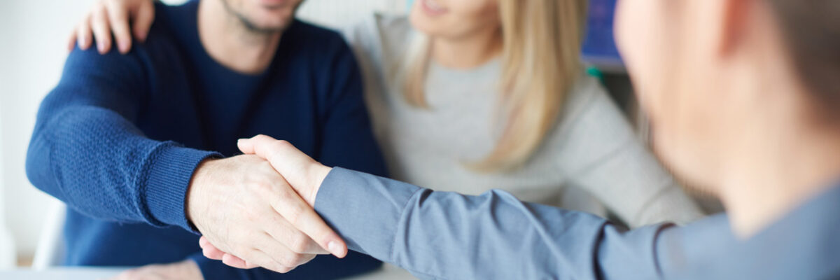 man-shaking-hands-with-real-estate-agent-2021-08-26-20-15-10-utc man-shaking-hands-with-real-estate-agent-2021-08-26-20-15-10-utc